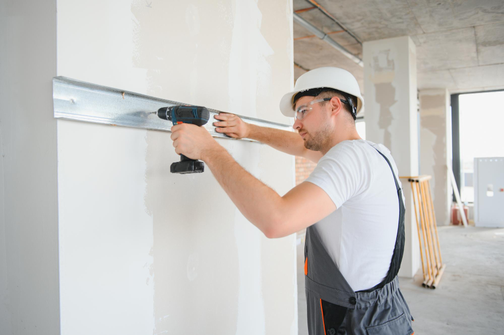 Plaquiste jointeur réalisant un joint de placo professionnel